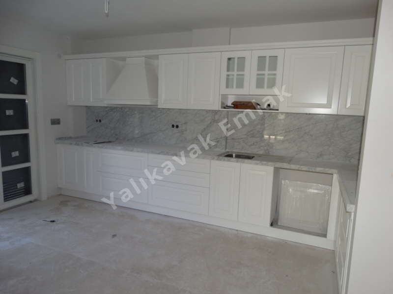 YALIKAVAK  MERKEZDE MARİNA YANINDA  VİLLA.