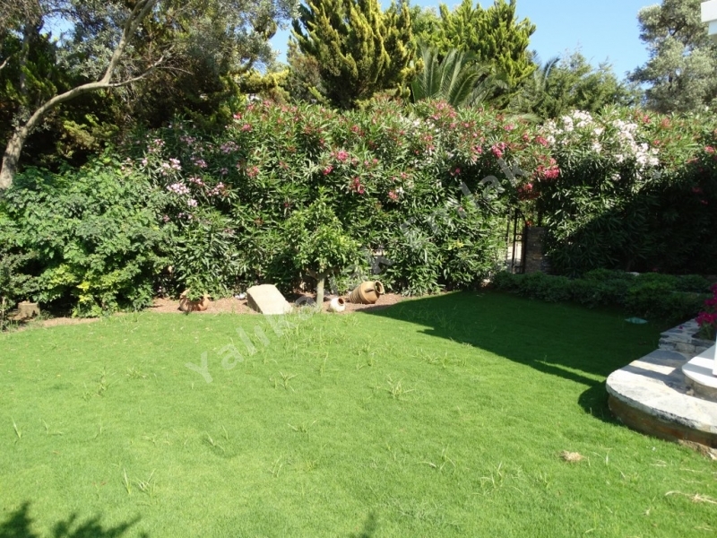 YALIKAVAK  MERKEZDE MARİNA YANINDA  VİLLA.