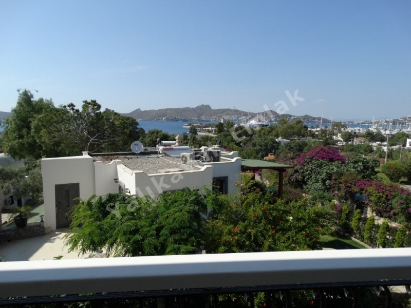 YALIKAVAK  MERKEZDE MARİNA YANINDA  VİLLA.