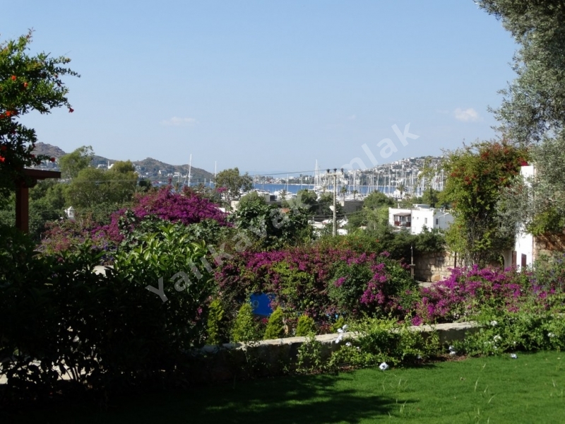 YALIKAVAK  MERKEZDE MARİNA YANINDA  VİLLA.