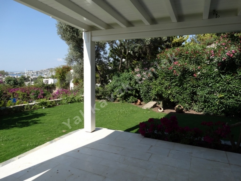 YALIKAVAK  MERKEZDE MARİNA YANINDA  VİLLA.