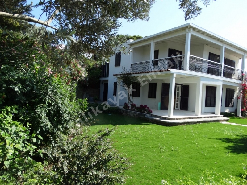 YALIKAVAK  MERKEZDE MARİNA YANINDA  VİLLA.