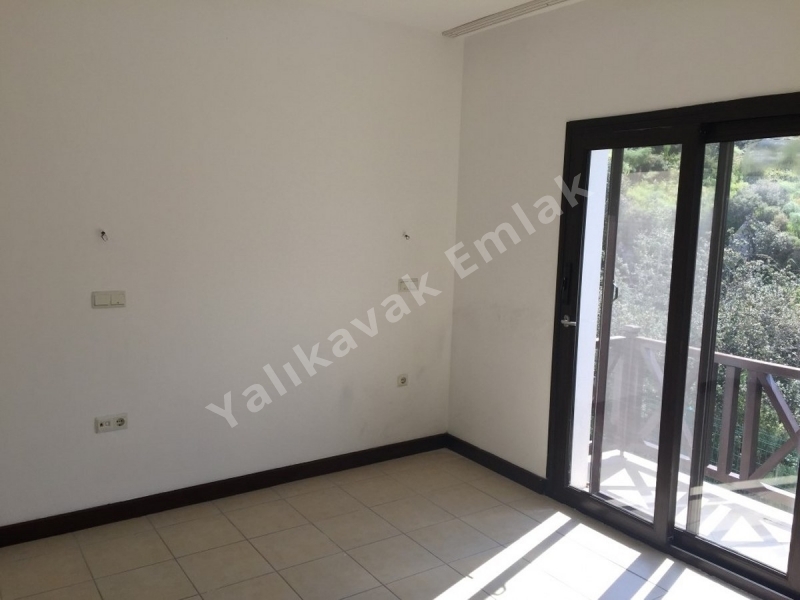 YALIKAVAK EMLAK TAN 2+1 KİRALIK ÜSTKAT DAİRE.