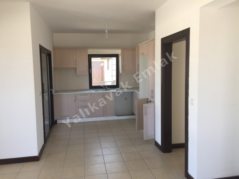YALIKAVAK EMLAK TAN 2+1 KİRALIK ÜSTKAT DAİRE.
