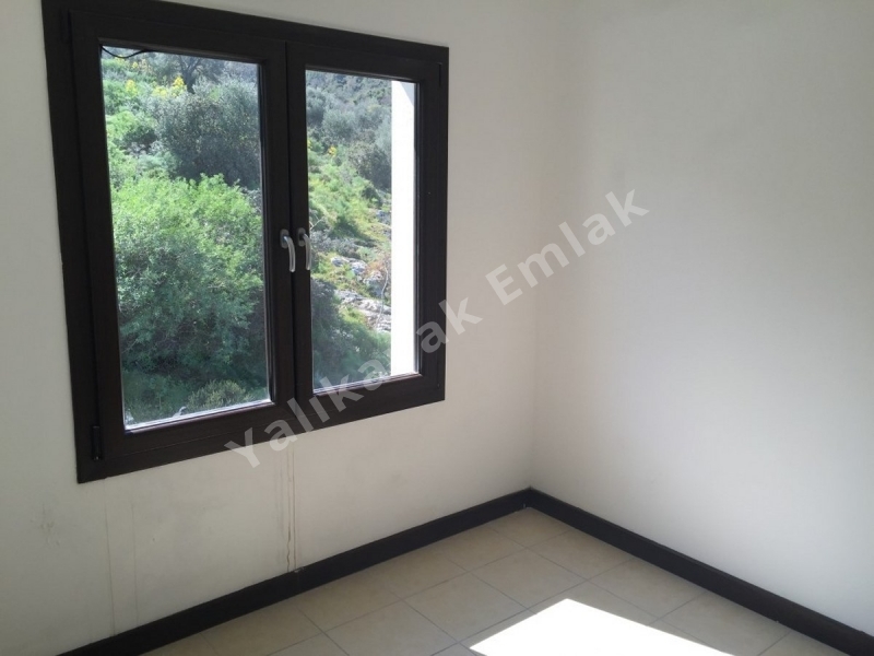 YALIKAVAK EMLAK TAN 2+1 KİRALIK ÜSTKAT DAİRE.