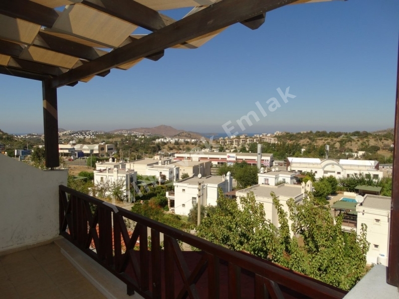 YALIKAVAK EMLAK TAN 2+1 KİRALIK ÜSTKAT DAİRE.