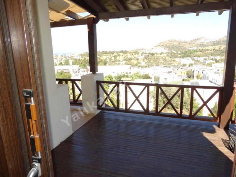 YALIKAVAK EMLAK TAN 2+1 KİRALIK ÜSTKAT DAİRE.