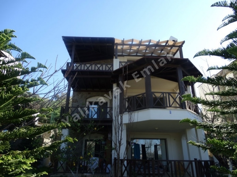 YALIKAVAK EMLAK TAN 2+1 KİRALIK ÜSTKAT DAİRE.