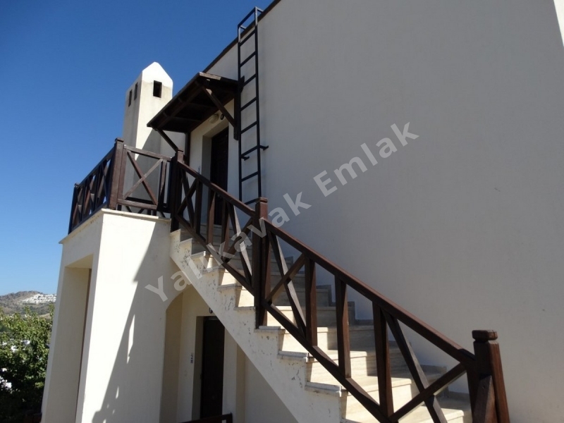YALIKAVAK EMLAK TAN 2+1 KİRALIK ÜSTKAT DAİRE.