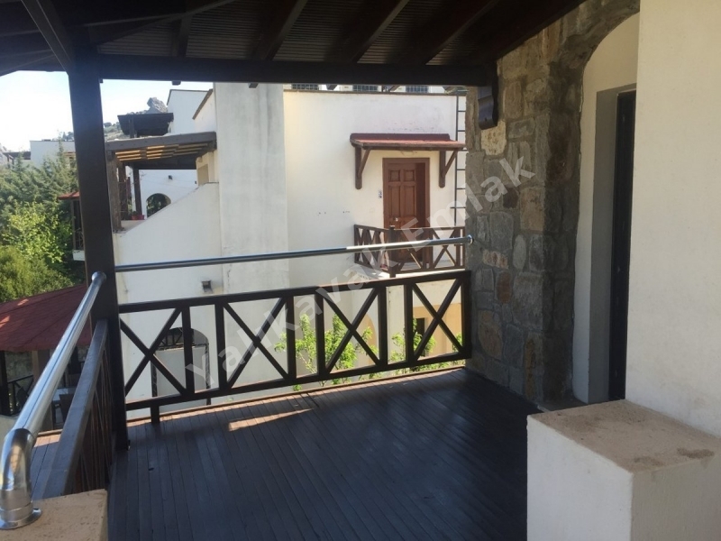 YALIKAVAK EMLAK TAN 2+1 KİRALIK ÜSTKAT DAİRE.