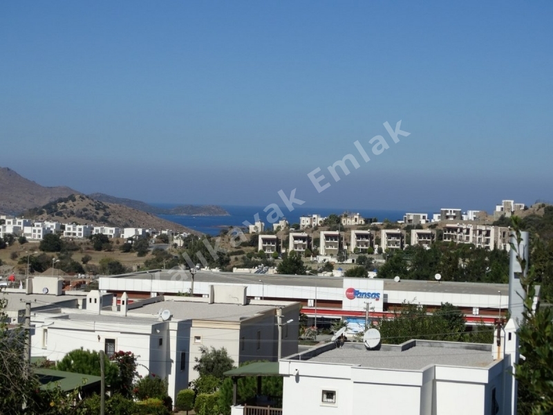 YALIKAVAK EMLAK TAN 2+1 KİRALIK ÜSTKAT DAİRE.