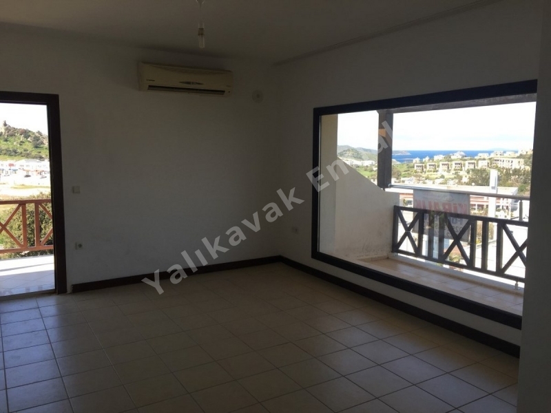 YALIKAVAK EMLAK TAN 2+1 KİRALIK ÜSTKAT DAİRE.