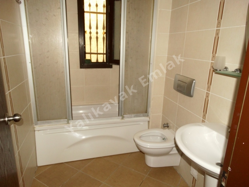 YALIKAVAK EMLAK TAN 2+1 KİRALIK ÜSTKAT DAİRE.